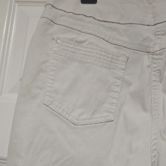 Westbound Women's Beige Capris - Picture 4 of 6